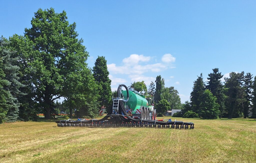 Aplikátor Duport s pracovním záběrem 12,3 m je rozdělen na sedm sekcí   