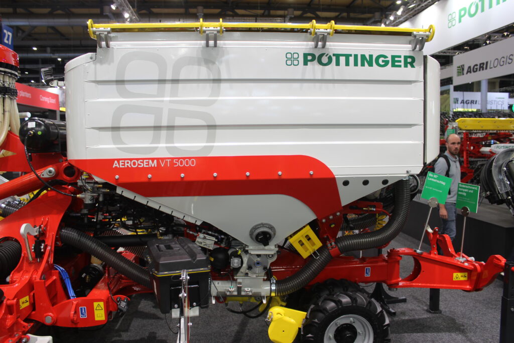 Zásobník u secí kombinace Pöttinger Aerosem VT je dělený v poměru 50/50 a to nově v podélném směru