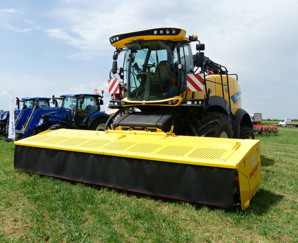 Samojízdná řezačka osazená diskovým žacím adaptérem