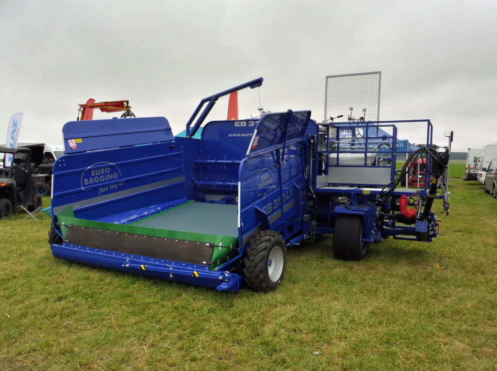 Lis pro ukládání do vaků poháněný od vývodového hřídele