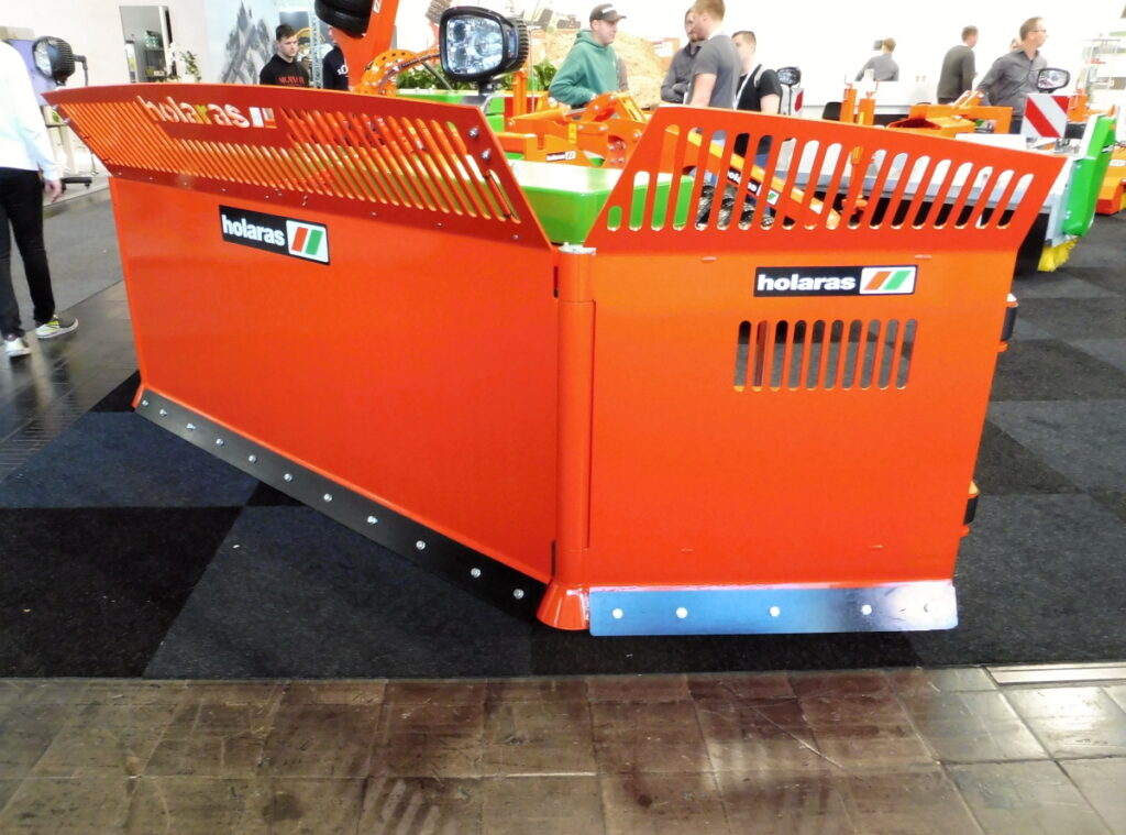 Vrstvení hmoty v silážních žlabech mohou zajišťovat různé štíty