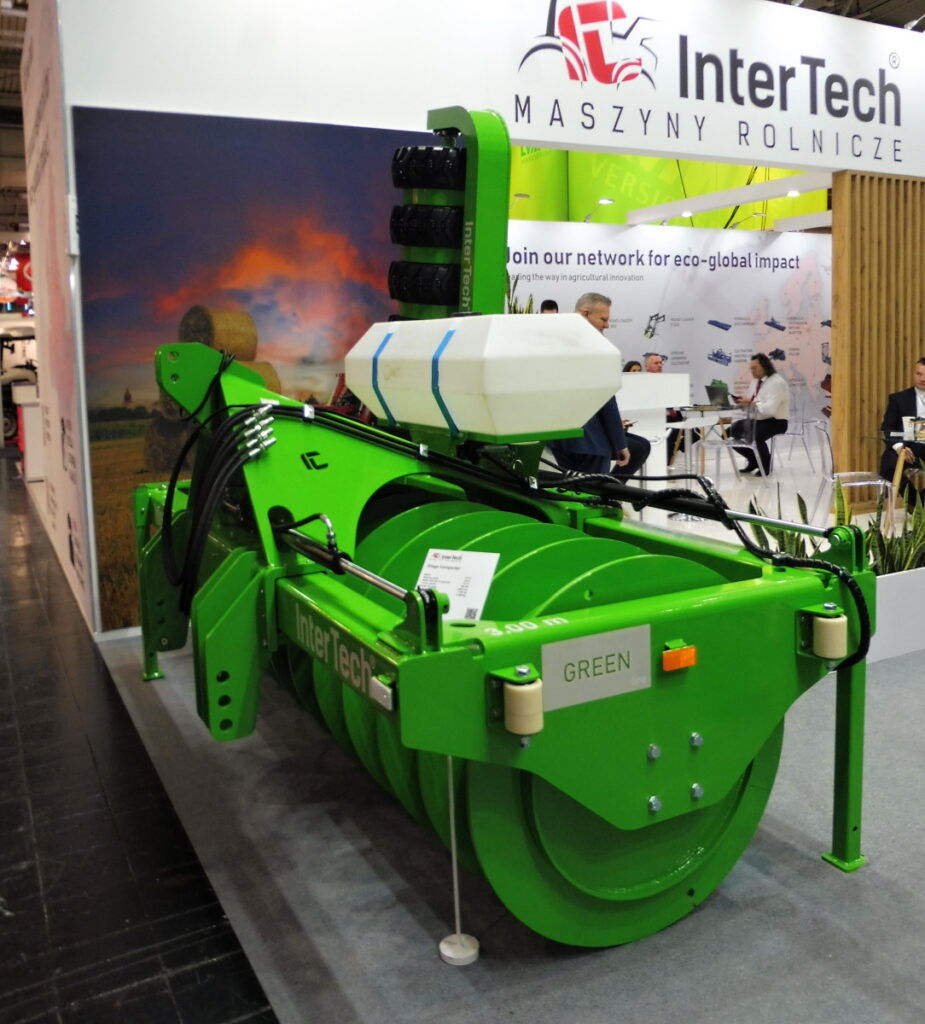 Dusací válec opatřený boční sekcí a dávkovačem konzervantů