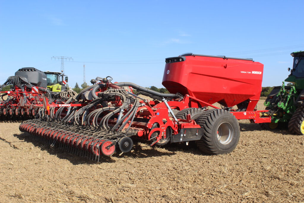 Novinkou u secího stroje Horsch Versa 7 SW je také základní koncepce. Jedná se o samostatnou strojní kombinaci secího vozu a rotačních bran, přičemž každá část je vybavena vlastním podvozkem.