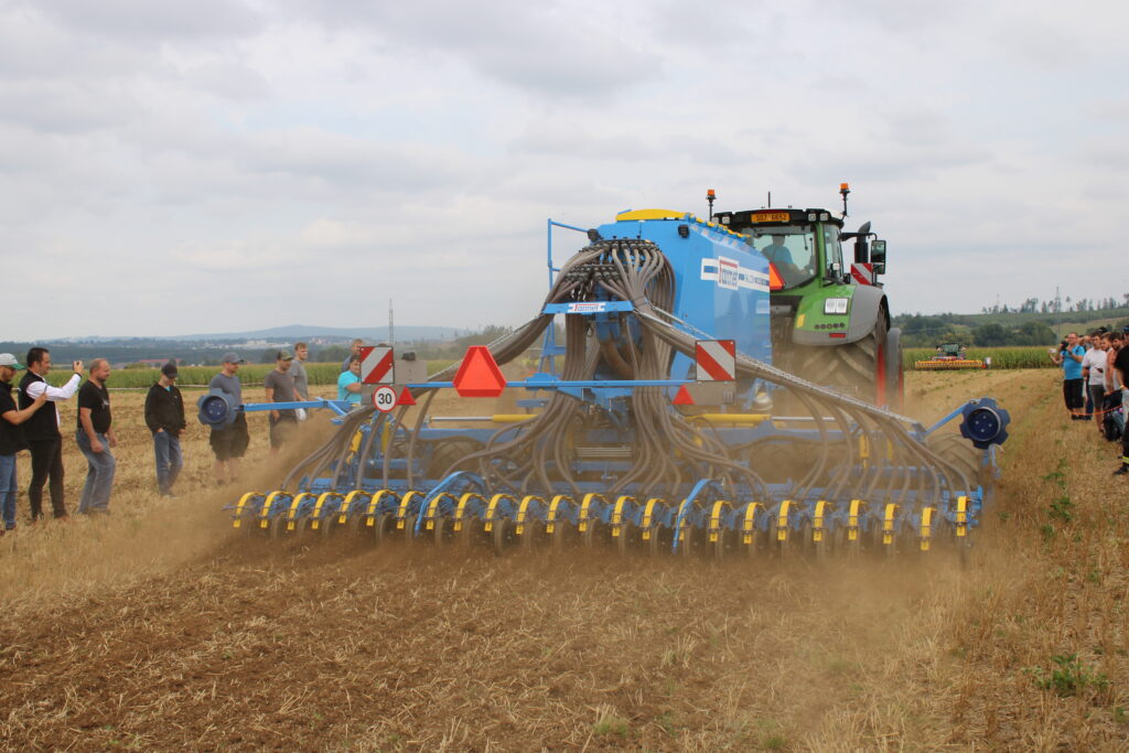 Falcon dokáže jedním přejezdem tak lze zapravit hnojivo a zasít dvě různá osiva do různých řádků i hloubek