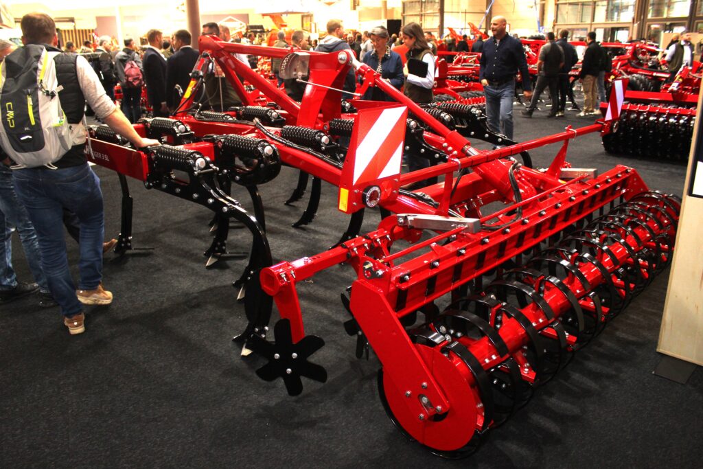 Tiger 3 SL má kompaktní dvounosníkovou rámovou konstrukci, na níž jsou rozloženy radličky do čtyř řad s roztečí 23 cm.