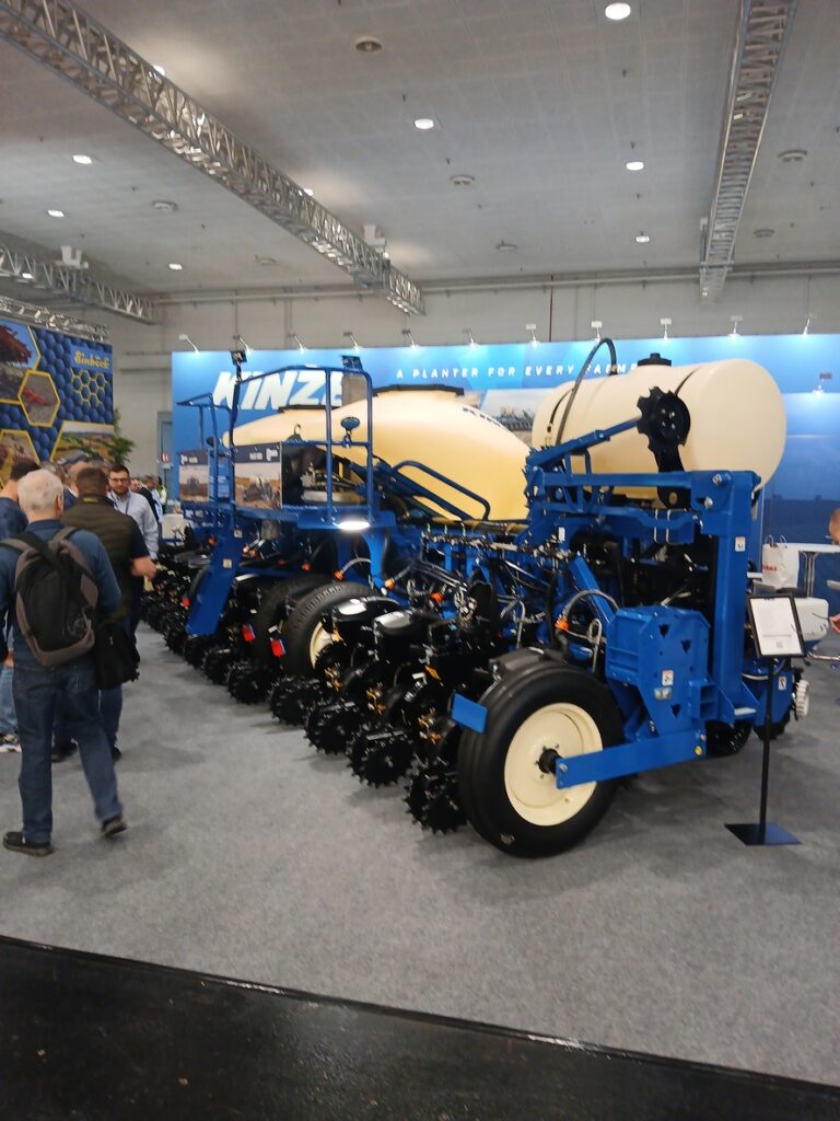 Jedním z hlavních exponátů stánku byl secí stroj Kinze 3605 s celkem dvanácti řádky, vybavený dávkovacím systémem True Speed, který umožňuje setí rychlostí až 19 km/h při zachování velmi vysoké přesnosti ukládání osiva.