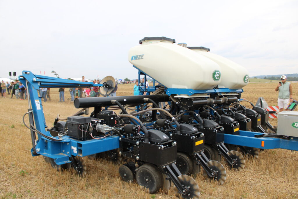 Srdcem secího stroje jsou elektrické výsevní jednotky True Speed, které dokážou při rychlosti 19 km/h distribuovat osivo s 99% přesností