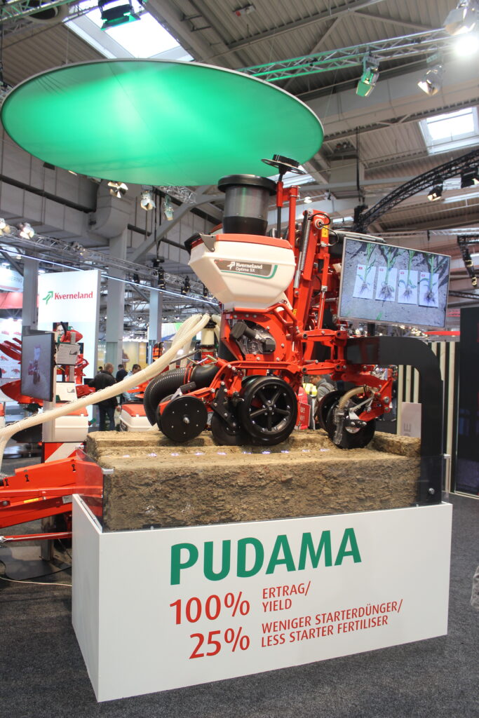 Technologie Kverneland Pudama dovoluje realizovat precizní výsev kukuřice se současným uložením startovací dávky minerálního hnojiva do depa jen pod zrno kukuřice.