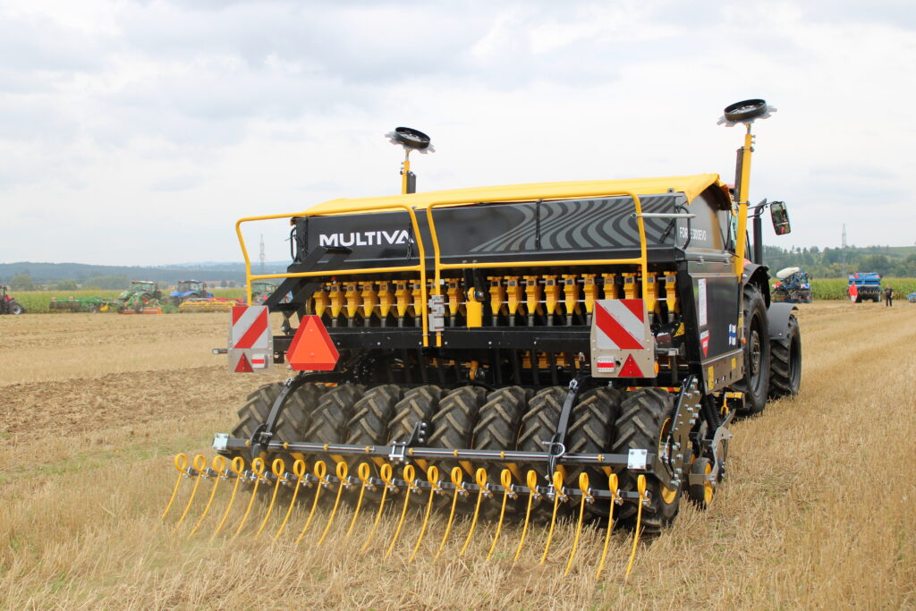 Jednoduchý mechanický stroj lze v přední části vybavit nařezávacími koltry nebo přední smykovou lištou