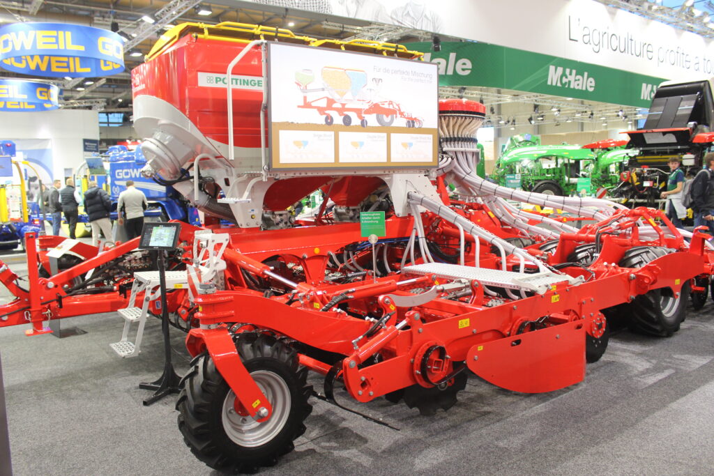 Secí stroj Pöttinger Terrasem C6 V Z s pasivní přípravou talíři má dělený zásobník v poměru 60 procent vpředu a 40 procent vzadu.