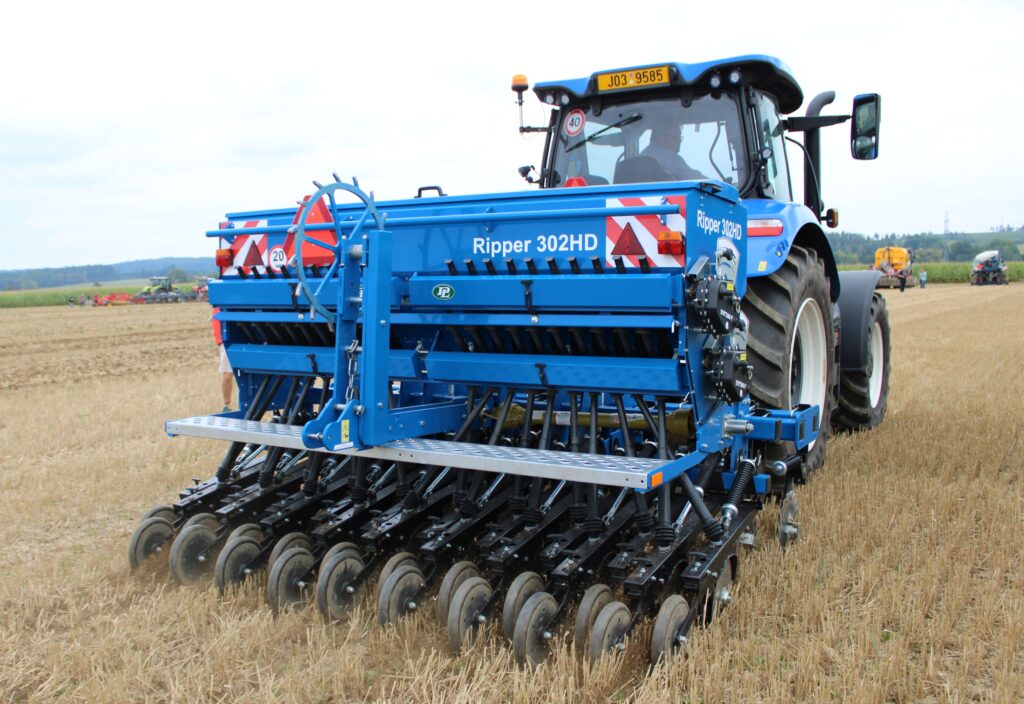 Ripper 302HD je určen zejména pro přísev trav a obnovu trvalých travních porostů, ale zvládne i setí obilovin, řepky či luskovin jak v klasické orební technologii, tak v technologii No-Till