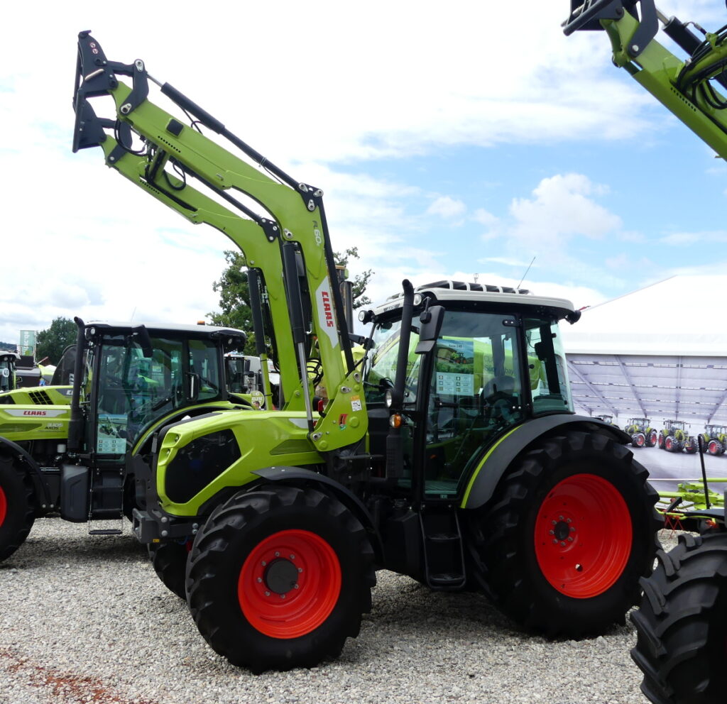 Kompaktní farmářské traktory často pracují s čelními nakladači