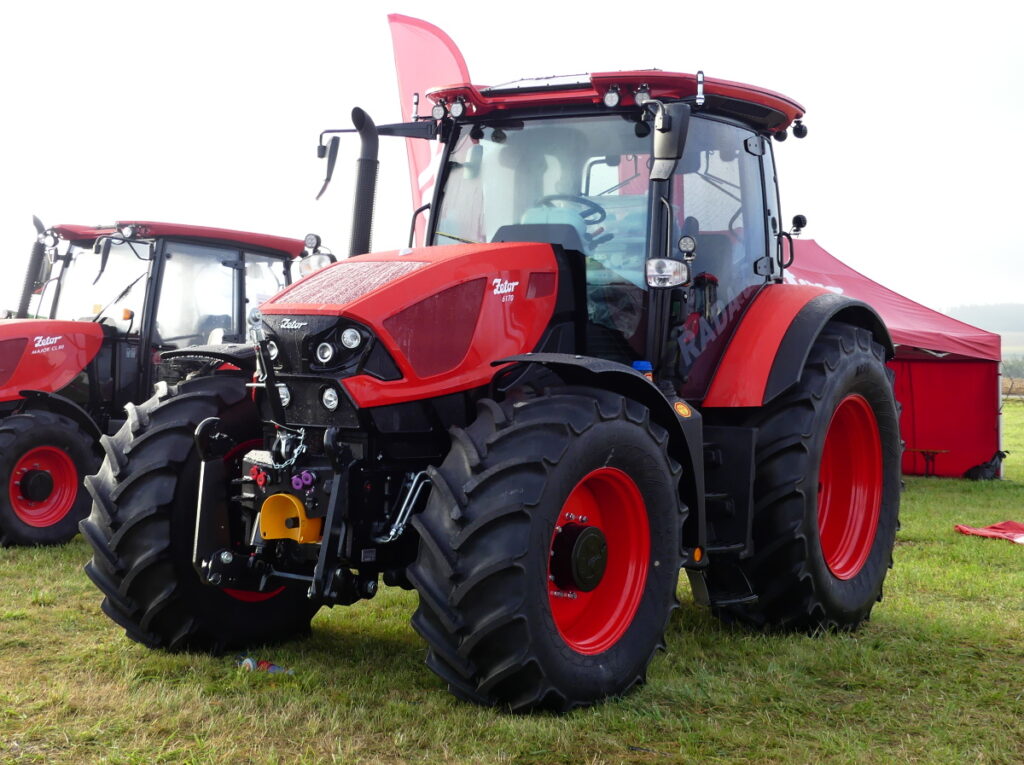 Někteří výrobci v kategorii do 125 kW (170 k) nabízí čtyřválcové motory