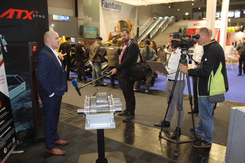 Natáčení pro TV Zemědělec  na stánku společnosti ATX-Dyno