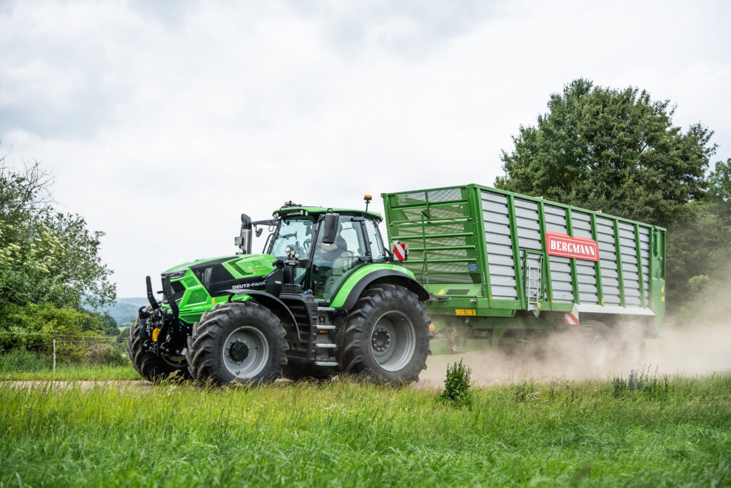  Deutz-Fahr 6230 TTV v agregaci se senážním vozem