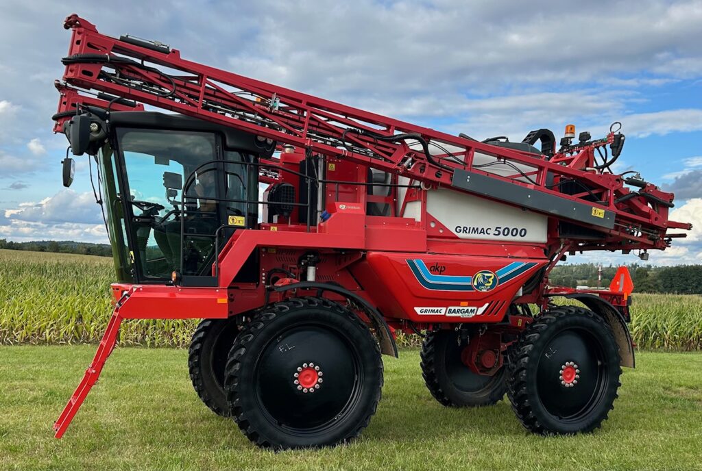 Postřikovač Grimac J 5000 s nádrží o objemu 5000 l pohání šestiválcový motor Iveco s maximálním výkonem 224 k