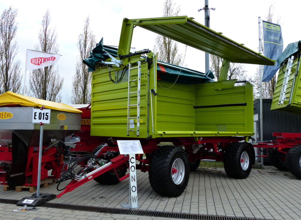 Pro odvoz od sklízecích řezaček slouží nástavby s hydraulicky otevíratelnou bočnicí 