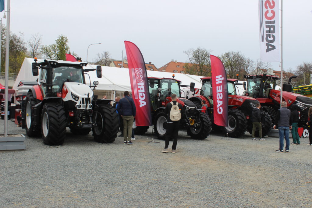 Na veletrhu AGRISHOW 2026 měla svou venkovní expozici také společnost AGRI CS a.s. Zájemci si mohli prohlédnout pěkně vybavené traktory značek Case IH a Steyr.