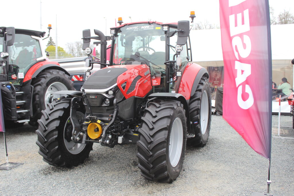 K pohonu jsou traktory Farmall 120 M vybaveny kompaktním čtyřválcovým motorem o objemu 3,6 l, který nabízí výkon 100 až 120 k. 
