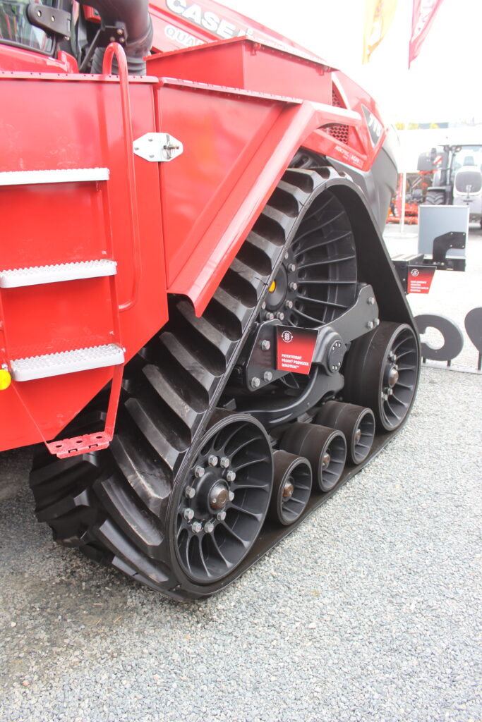 Co se týká podvozků, na přání nabízí Case IH pro tahače Quadtrac novou variantu pásových jednotek v provedení Heavy-Duty, tedy zodolněné a ještě robustnější. Vystavený traktor měl ale jednotky standardní.