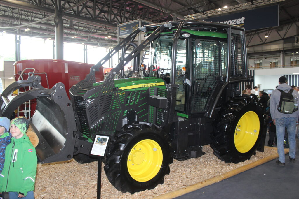 Na veletrhu AGRISHOW 2026 vzbudil velikou pozornost traktor John Deere 6140 M s kompletní lesní nástavbou.
