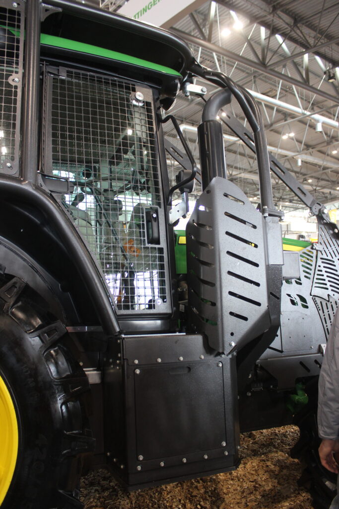 Firma Pro Jernač na traktor John Deere 6140M namontovala vysoce odolné kryty palivových nádrží i všech rozvodů.