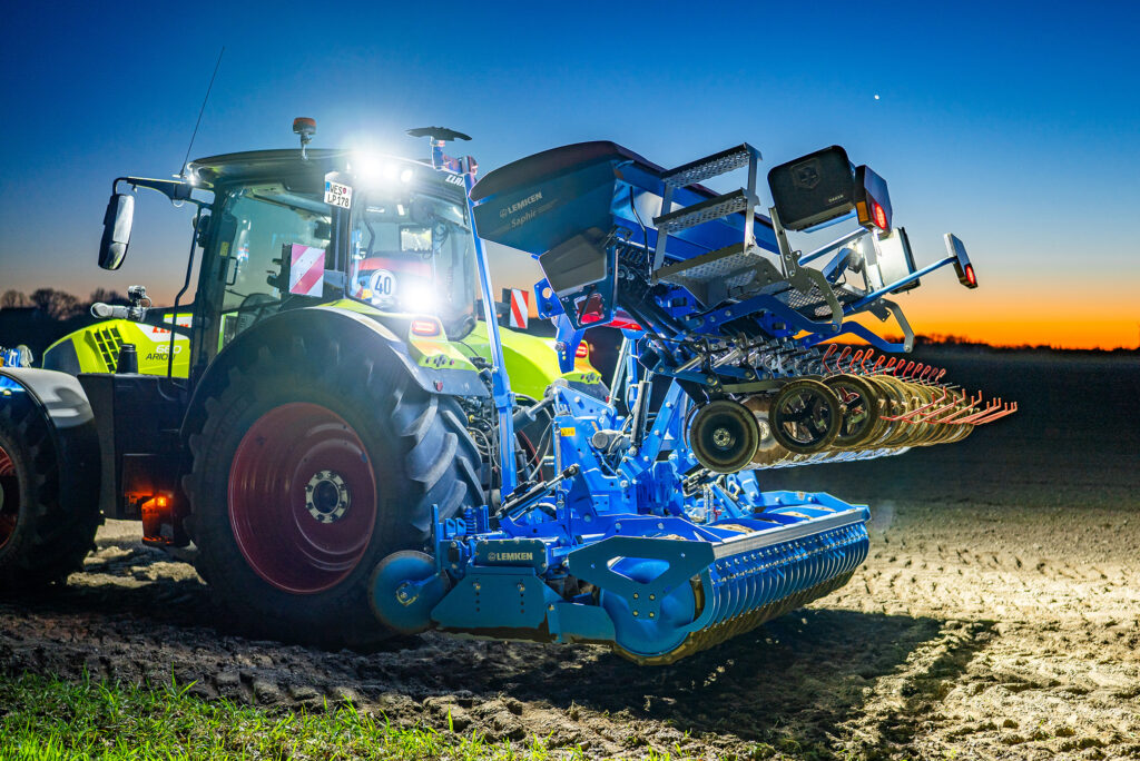 Díky své koncepci je secí stroj při zvedání současně hydraulicky nadzvednut a vychýlen dopředu.