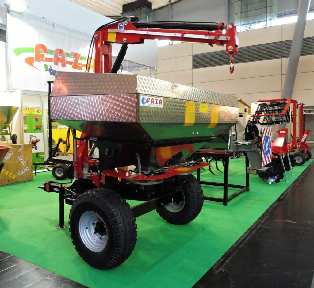 Pro nesená rozmetadla se nabízí různé podvozky, například s hydraulickou rukou