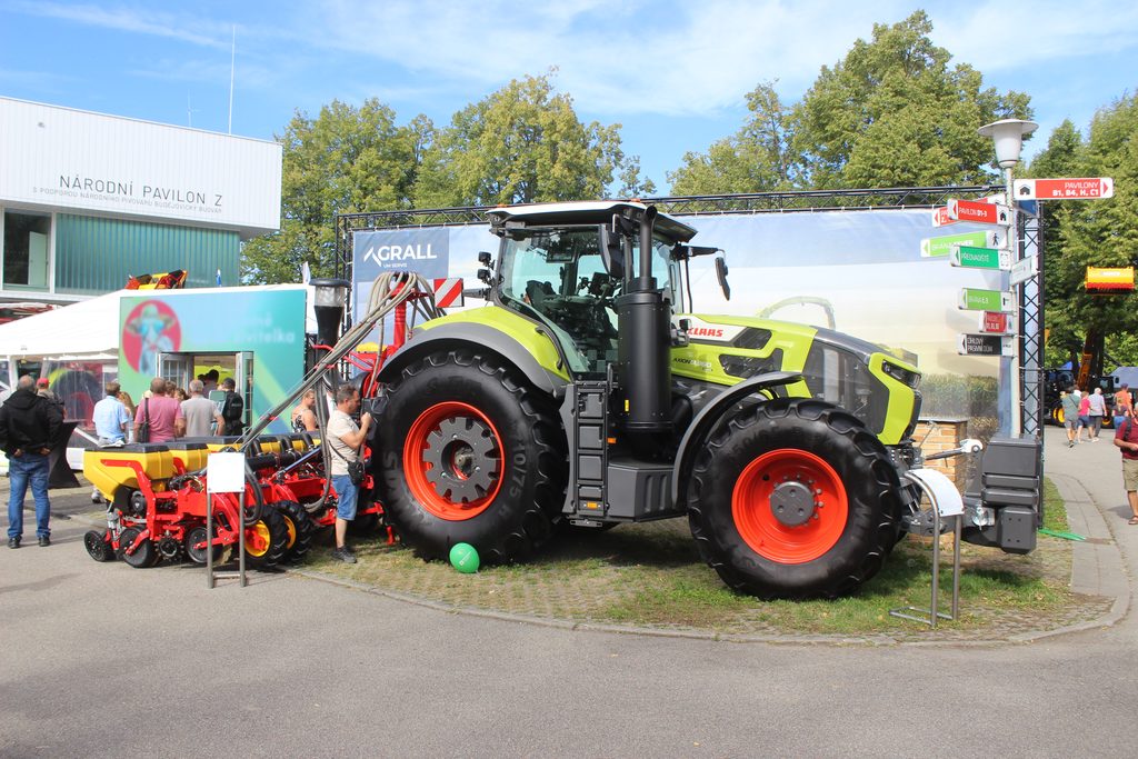 Všechny traktory Axion 900 Cmatic jsou vybaveny šestiválcovým motorem Cursor 9 nejnovější generace s objemem 8,7 litru, maximálním výkonem 330 až 450 koní.