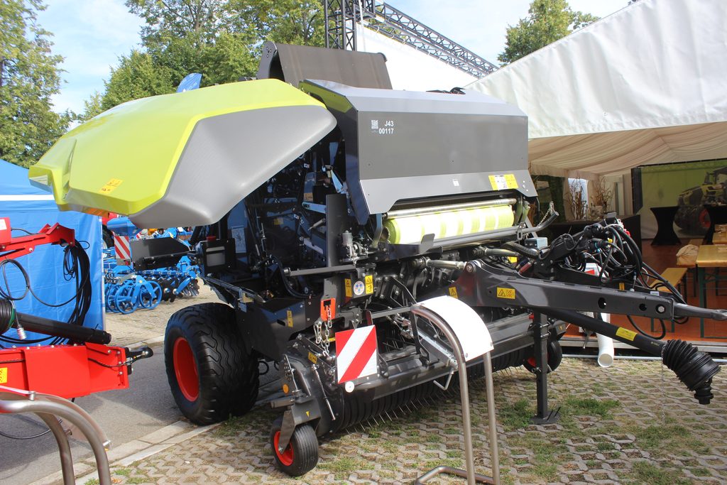Lis na válcové balíky Claas Cerex 760 RF se oproti předchůdci vyznačuje vyšší průchodností hmoty, komfortnějším ovládáním a zjednodušenou údržbou.