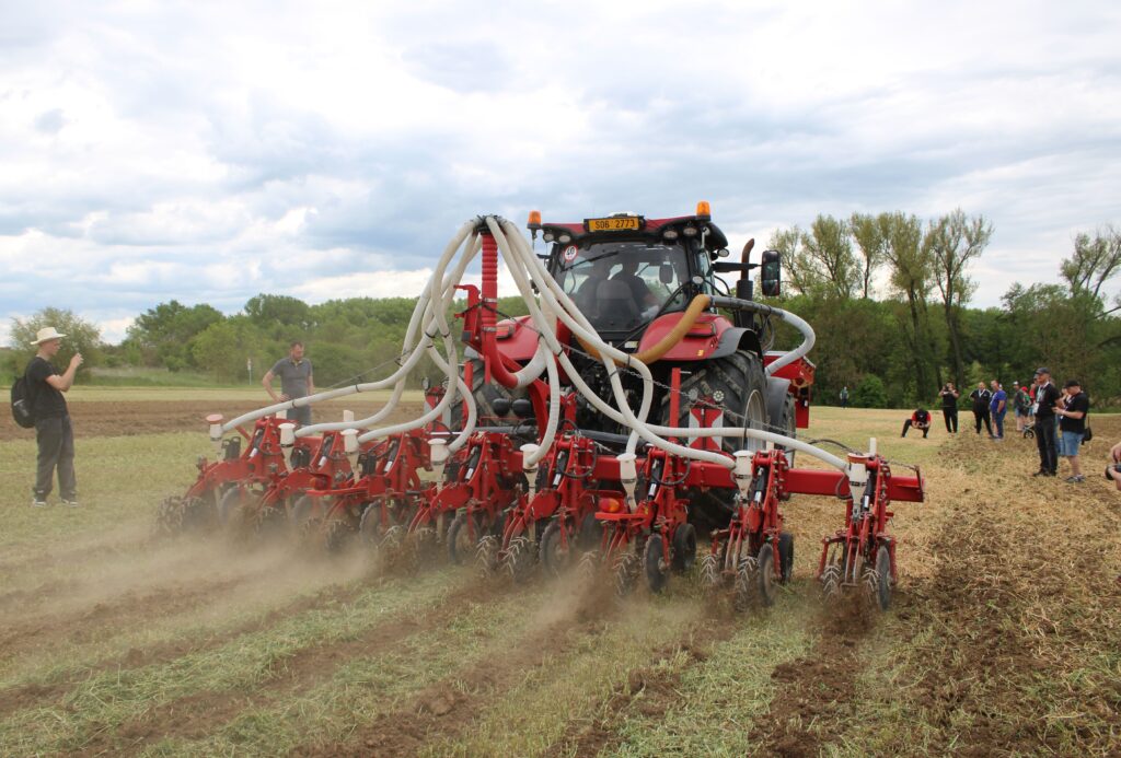 Zpracování půdy technologií strip-till v podání šestimetrového kypřiče Kultistrip