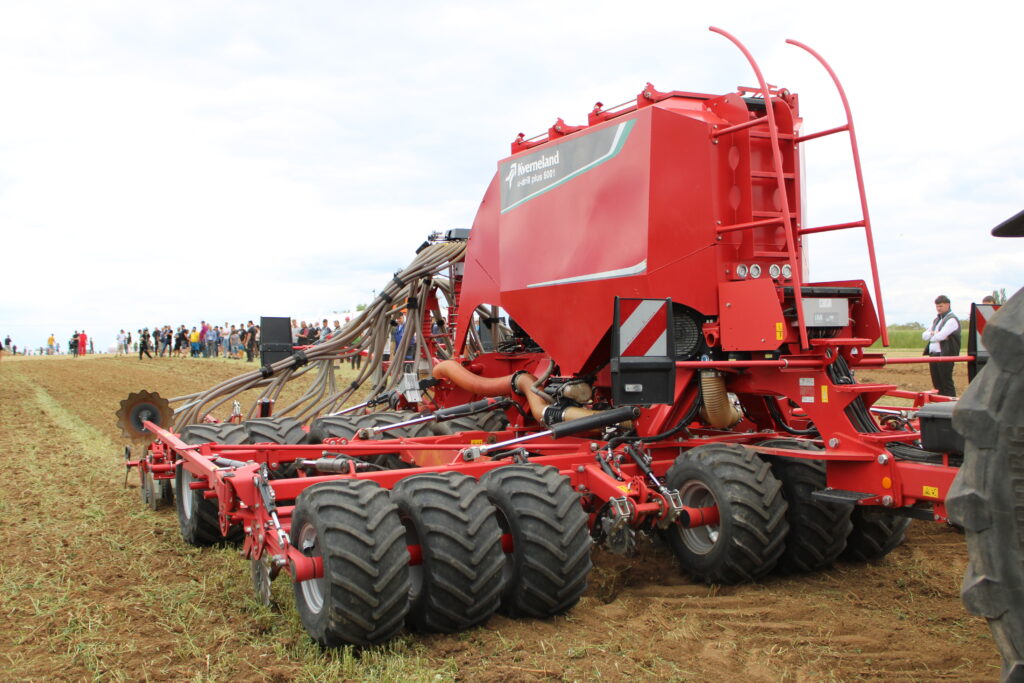 Jednou z novinek byl pasivní secí stroj u-drill plus 6001