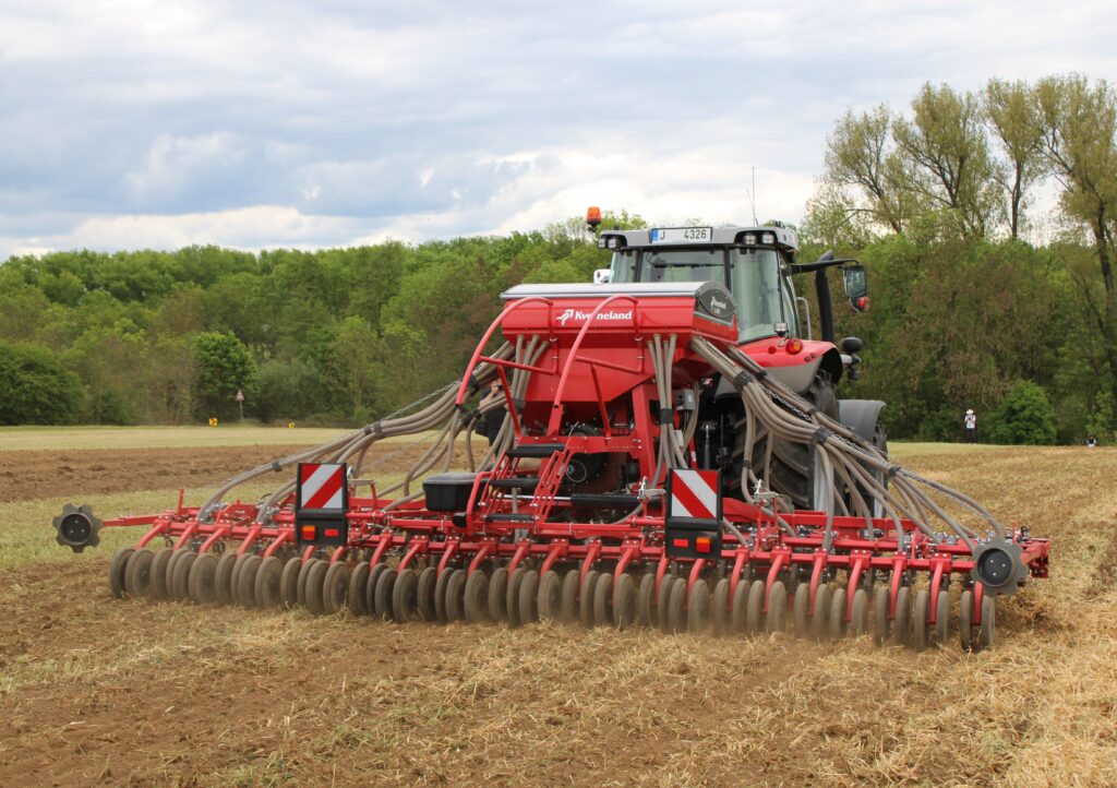 Setí do mulče, do extrémně mokré nebo naopak suché půdy zvládne radličkový secí stroj ts-drill