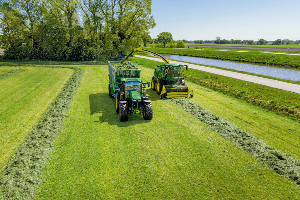 Pomocí Operačního střediska John Deere Operations Center lze kdykoli zjistit přesnou polohu každého pole a přiřadit jednotlivým polím názvy, aby řidiči věděli, kde a co mají provádět.