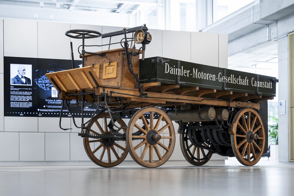 V roce 1896 vznikl první motorový nákladní vůz Daimler, který Gottlieb Daimler vytvořil přestavbou klasického koňského nákladního vozu.
