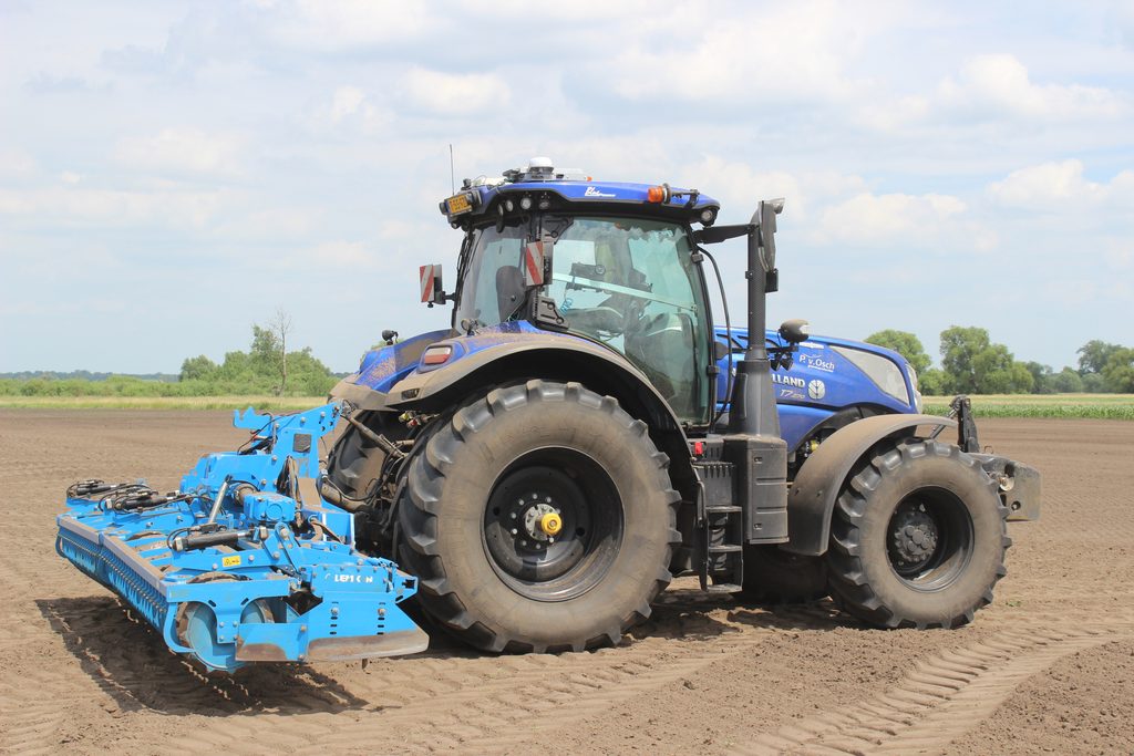 Sadou Vehicle Control Unit, kterou vyrábí firma AgXeed, se osadí stávající traktor v podniku.