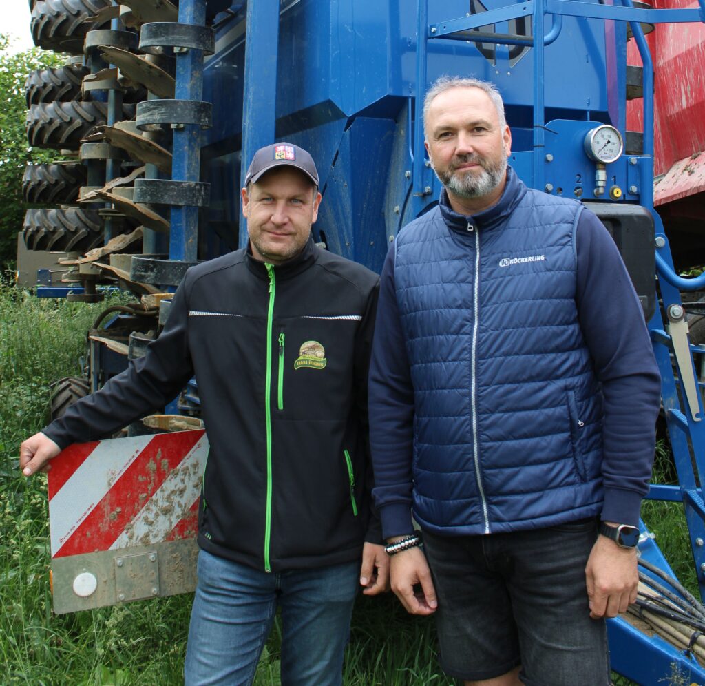 Farmář Martin Švagr (vlevo) s jednatelem společnosti DEMCO, s. r. o., Emilem Demetrem 
