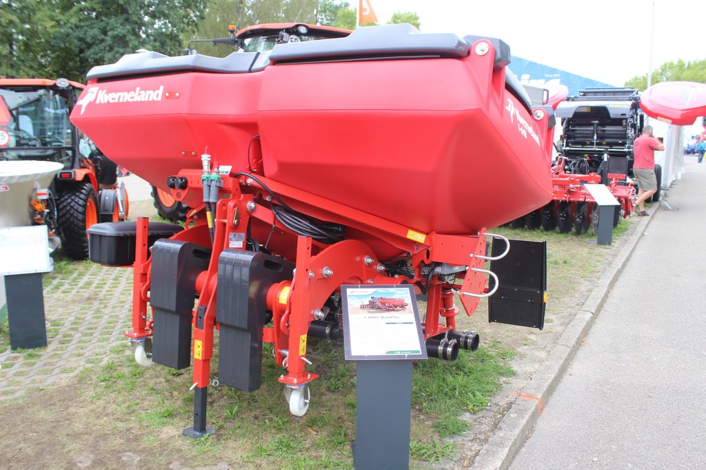 Čelně nesený zásobník F-Drill MaxiPlus si mohli prohlédnout návštěvníci veletrhu Země živitelka v expozici společnosti KVG Czech s.r.o.