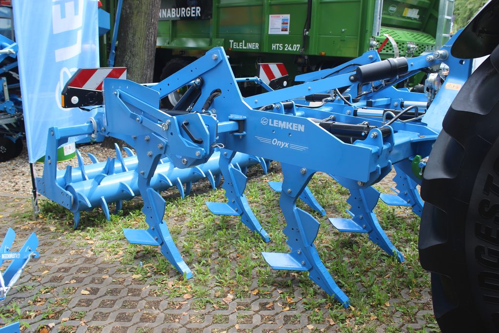 LEMKEN Onyx dovolí zemědělcům pracovat v hloubkách až do 60 centimetrů. Dostupný je ve dvou provedeních.