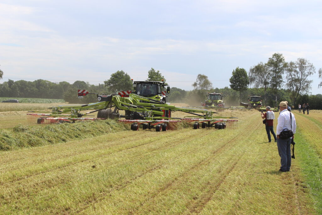 Traktor Claas se shrnovačem Liner 4800 Bussines za sebou zanechaly objemný, leč pěkně pravidelný řádek travní hmoty.