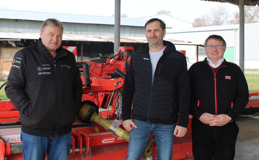 Mechanizátor Kamil Toufar s obchodním zástupcem firmy AGROZET České Budějovice, a. s., Janem Janíčkem a Area sales managerem pro Českou republiku společnosti Maschio Gaspardo Ing. Filipem Javorkem