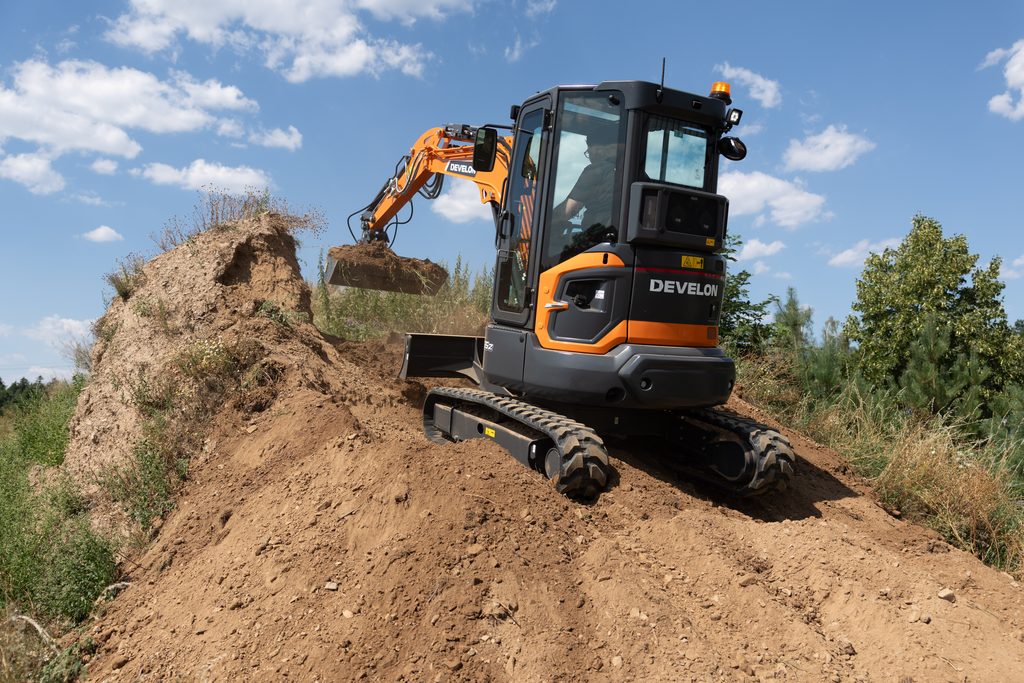 Významných změn doznalo také pracovní zařízení a ovládání minirypadla Develon DX35Z-7. 
