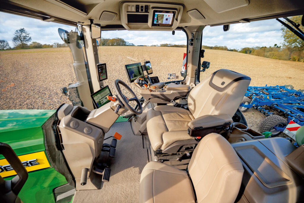Pohled do kabiny CommandView 4 traktoru John Deere 8R
