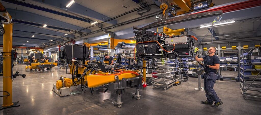 Elektrické kloubové dumpery Volvo se vyrábějí v závodě Volvo CE ve švédském Braåsu – tedy v místě, kde vznikl první kloubový dumper na světě.