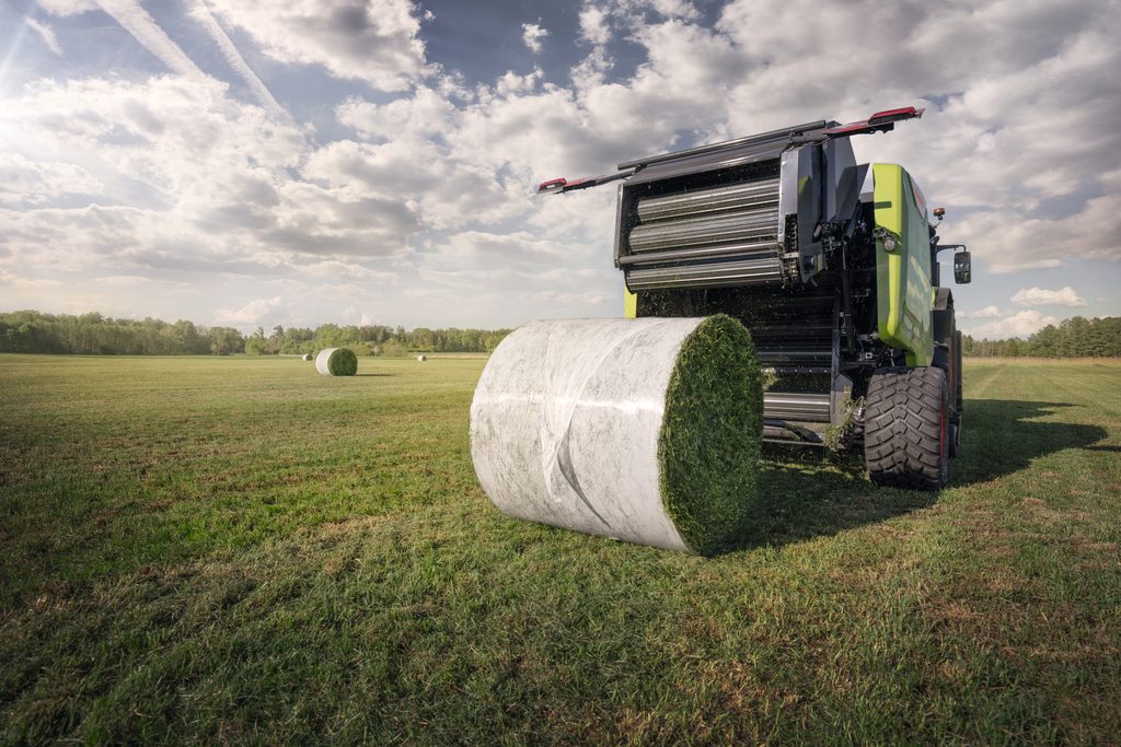 Pro lis s pevnou komorou Claas Rollant 630 RC ve výbavě Comfort dává jeho výrobce k dispozici také možnost vázání pomocí fólie.