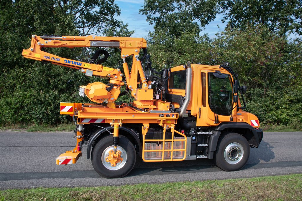Unimog U 535 se představí s novým zadním ramenem MHU 900 s žací hlavou AMK 1200.