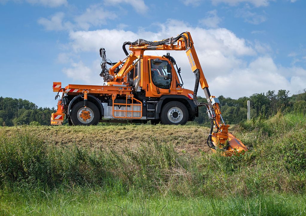 Díky žacím dveřím a přepínatelnému hydrostatickému pohonu EasyDrive je základní vozidlo Unimog U 535 ideálně uzpůsobeno pro žací práce.