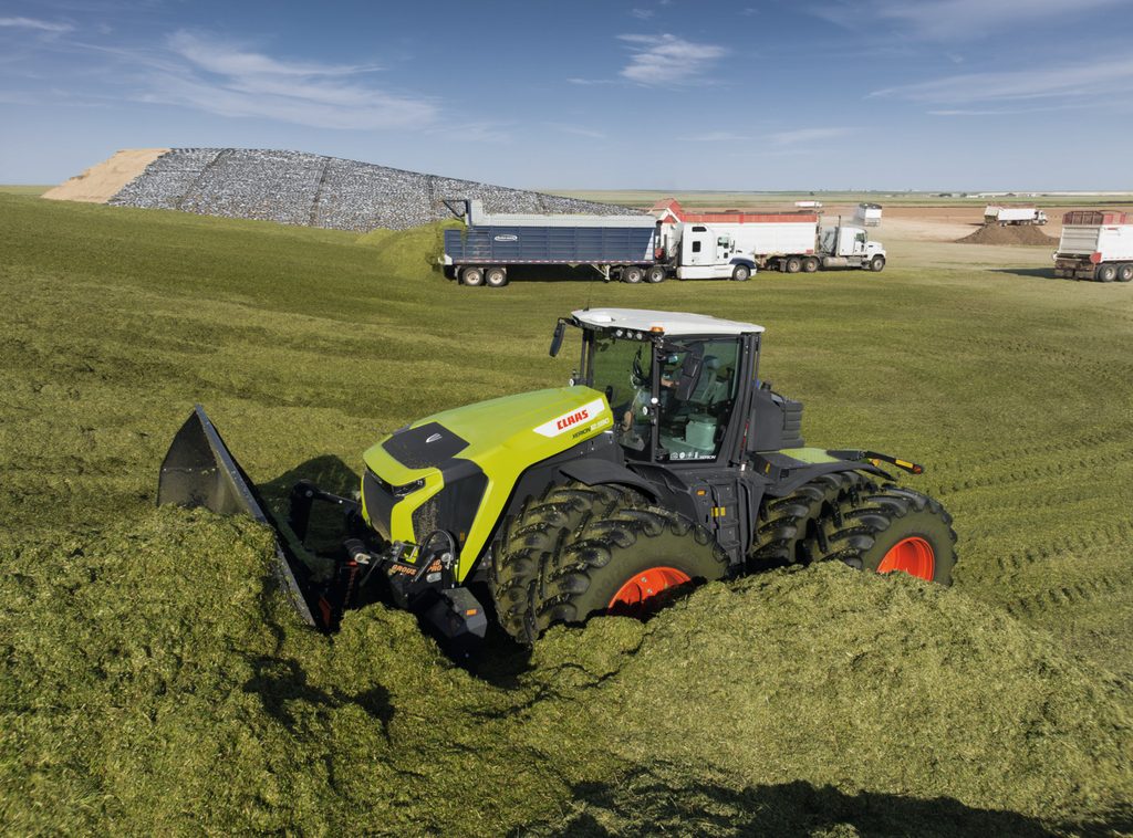 Na silu byl připraven XERION 12.590 TRAC s radlicí Grouser o šířce 18 stop / 5,5 m, aby mohl přijíždějící sklizený materiál optimálně rozhrnovat a udusat.