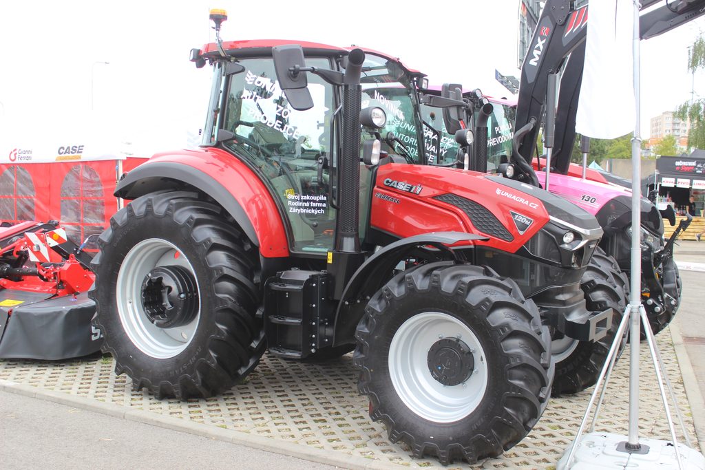 Nová řada Farmall M je určena pro podniky, hledající univerzální pracovní stroj s kompaktními rozměry, jednoduchým ovládáním a inteligentní funkcionalitou.