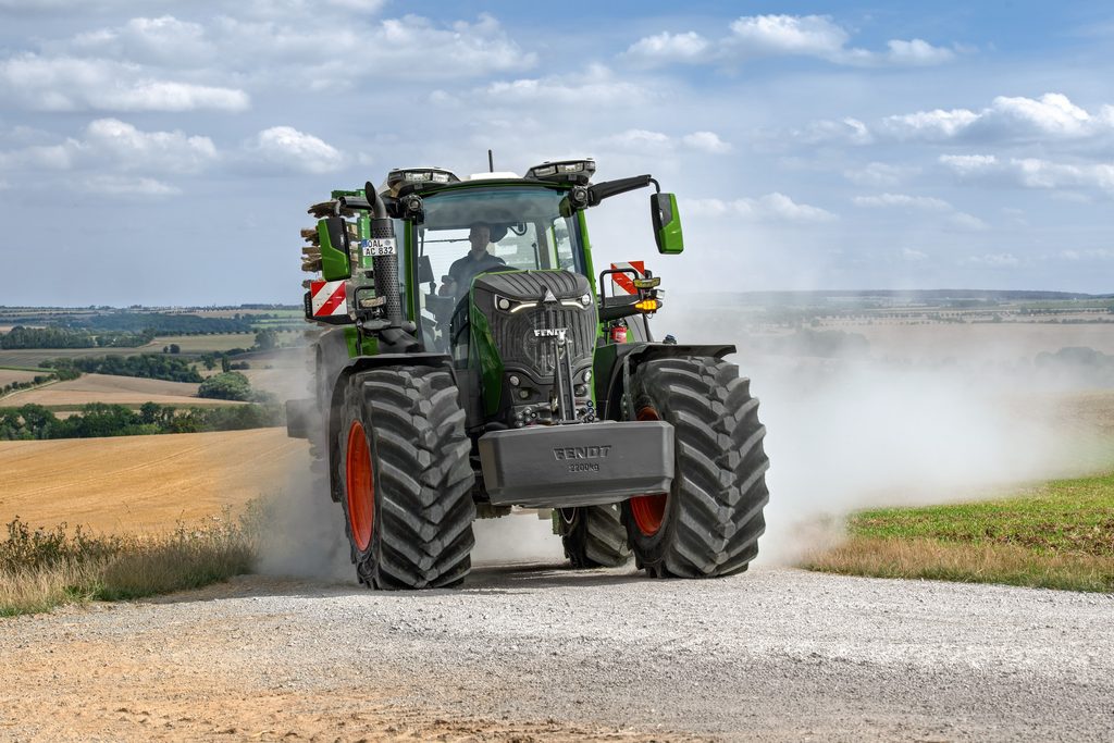 Jak nezávislé testy, tak ohlasy praxe potvrzují vysoký výkon i nízkou spotřebu paliva traktorů Fendt. Příkladem může být právě nová modelová řada Fendt 800 Vario Gen5.